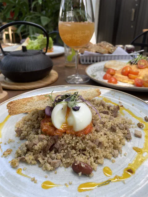 Bowl de quinua con huevo pochado y salsa de mango