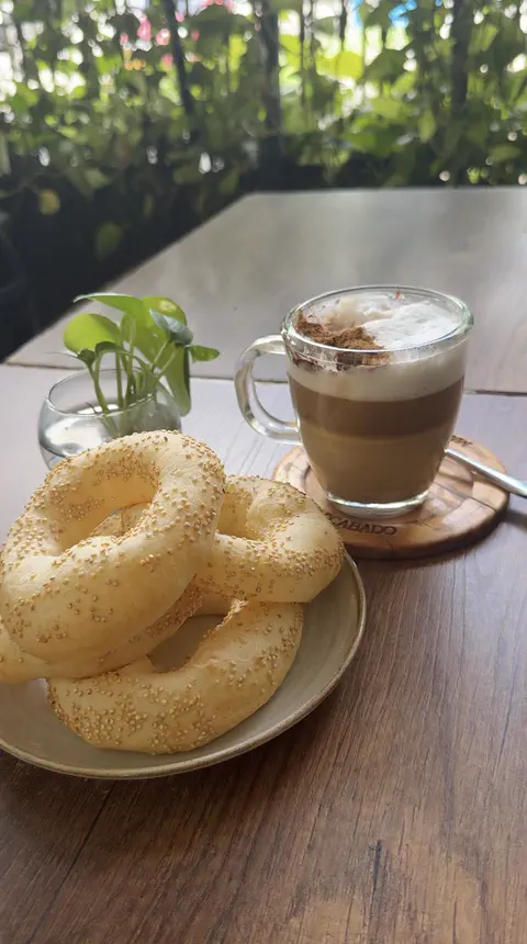 Roscones de pan con ajonjolí y un capuchino