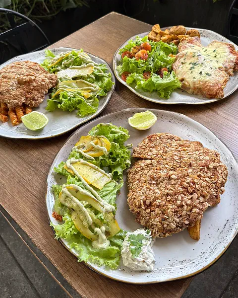 Milanesas empanizadas con avena, ensalada y limón