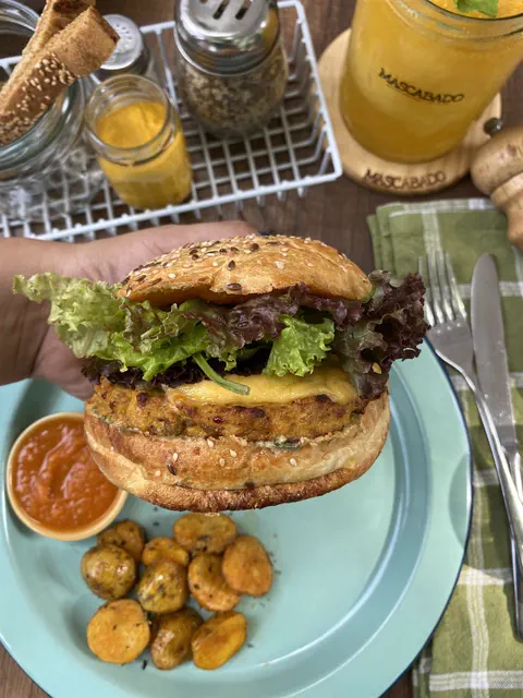 Hamburguesa en pan de la casa con papas criollas y jugo