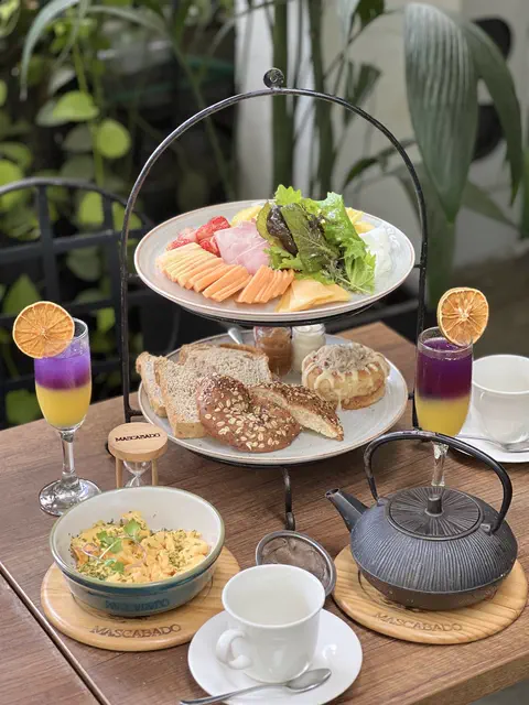 Brunch en torre de tres pisos con té y sodas