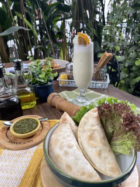 Empanadas horneadas con chimichurri y ensalada